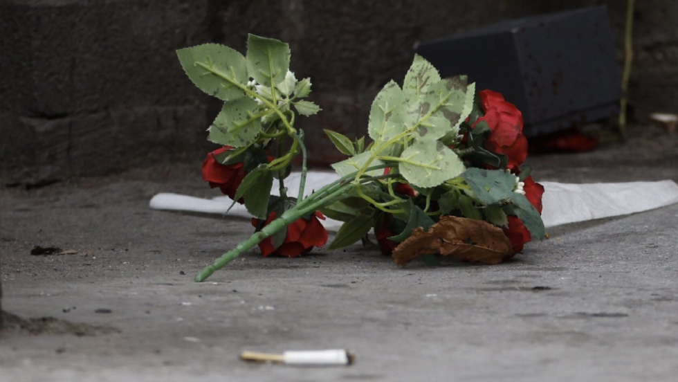 Λουλούδια στο σημείο δολοφονίας 15χρονης μαθήτριας